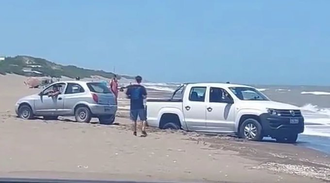 &iexcl;Ins&oacute;lito! Una camioneta se qued&oacute; en la arena y fue rescatada por el veh&iacute;culo menos pensado