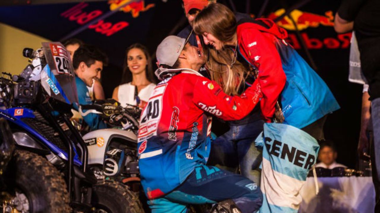 Cavigliasso y Pertegarini recordaron el d&iacute;a que se comprometieron en plena premiaci&oacute;n del Dakar