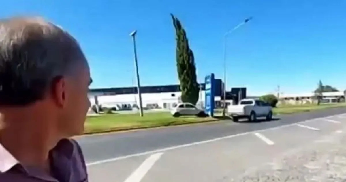 ¡Insólito! Estaban presentando un dispositivo de seguridad y un auto lo arruinó en vivo ¡Insólito! Estaban presentando un dispositivo de seguridad y un auto lo arruinó en vivo