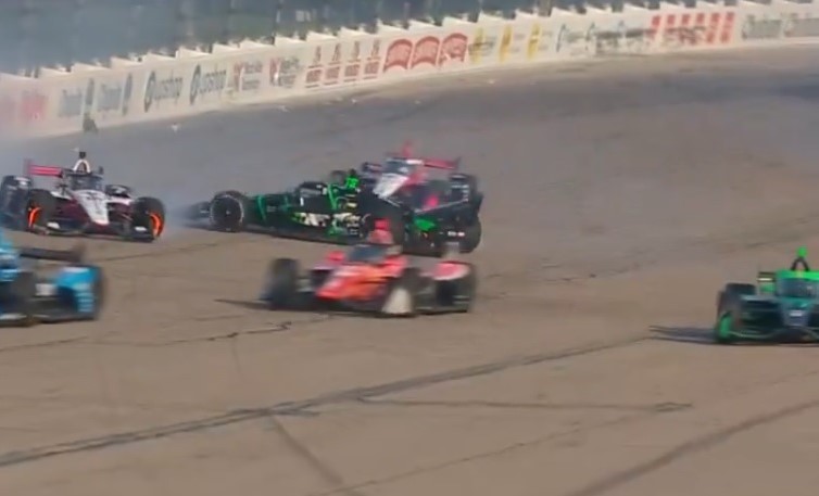 IndyCar: Canapino protagoniz&oacute; un accidente y debi&oacute; abandonar en Iowa