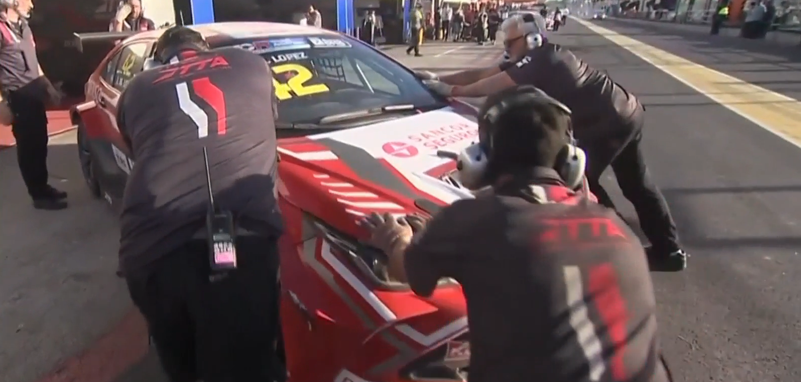 TCR South America: Pechito López abandonó durante la primera final en Buenos Aires TCR South America: Pechito López abandonó durante la primera final en Buenos Aires