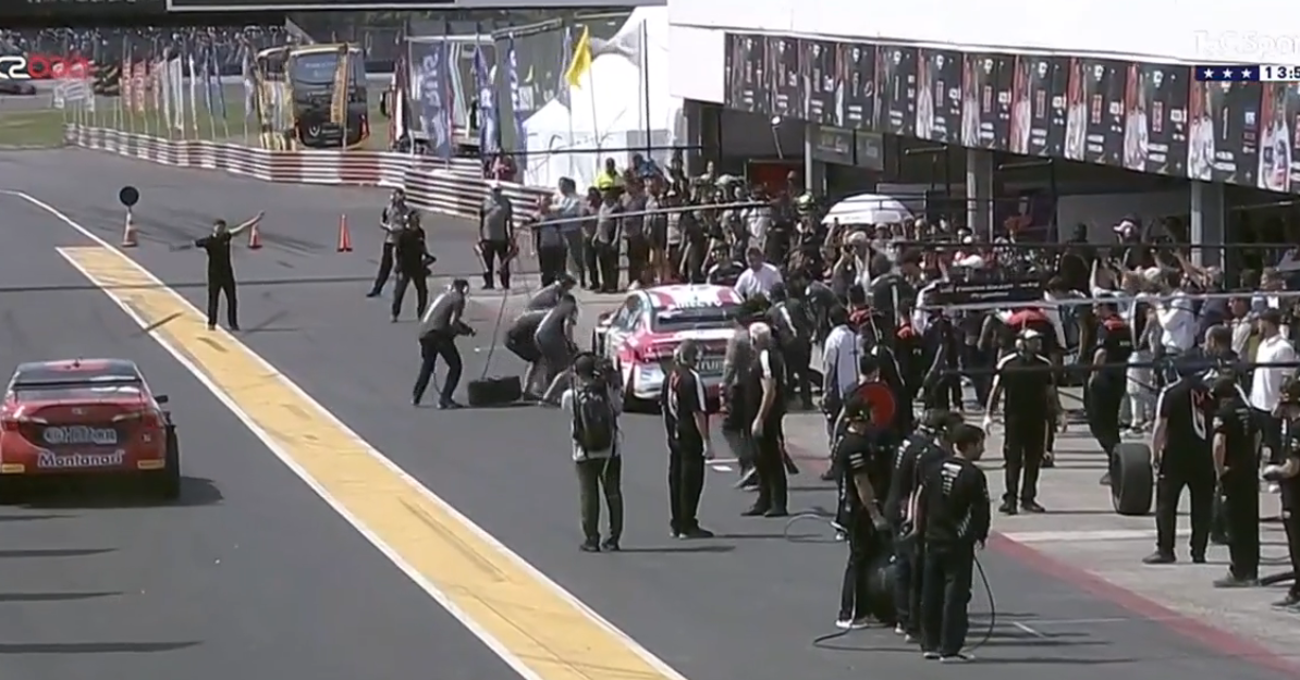 200Km de Buenos Aires del TC2000: el Fluence de Pern&iacute;a - Moscardini pas&oacute; por boxes antes del cambio de piloto