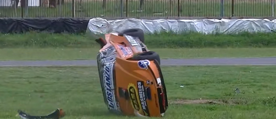 Fuerte vuelco en la final de la Clase B del Procar 4000 en La Plata