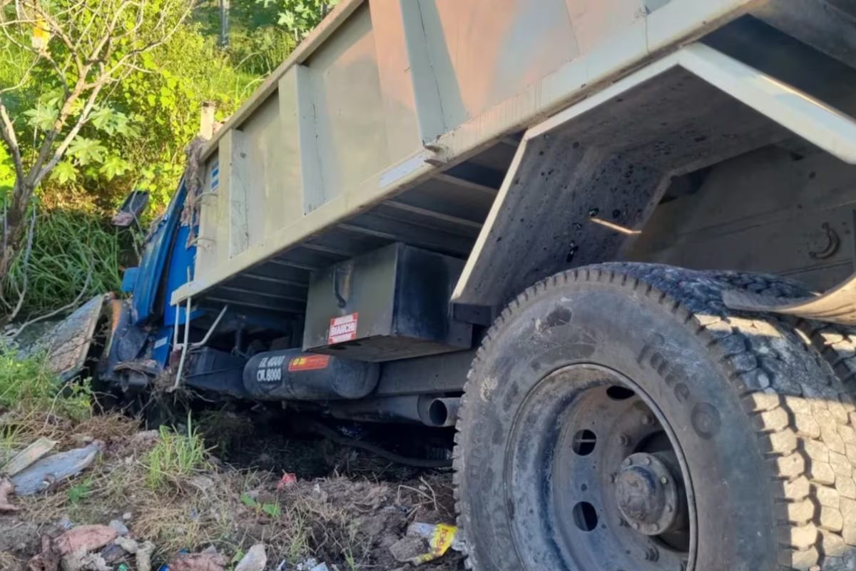 Fatal choque entre un camión y un colectivo: 2 muertos y varios heridos graves Fatal choque entre un camión y un colectivo: 2 muertos y varios heridos graves
