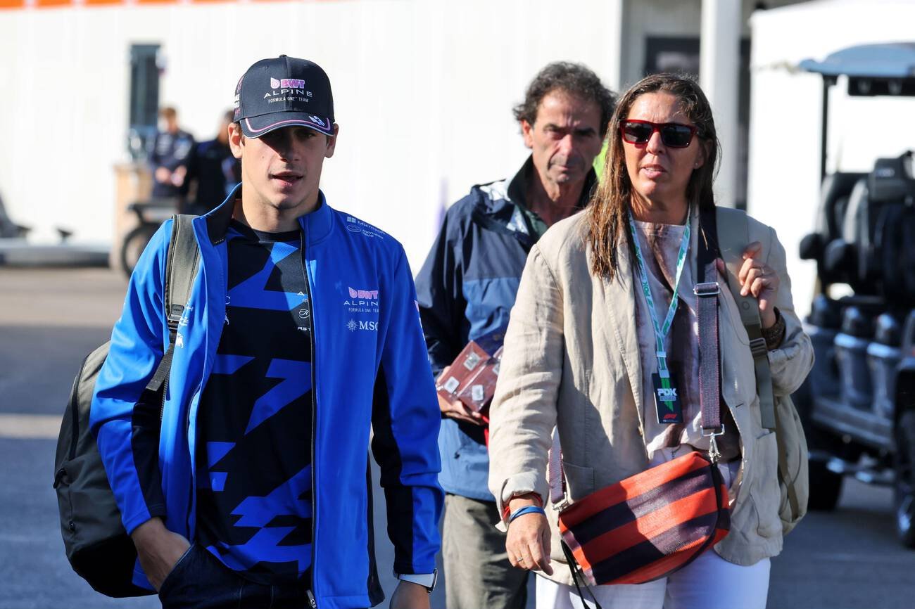 F1: Colapinto lleg&oacute; al circuito acompa&ntilde;ado por Mar&iacute;a Catarineu y su padre