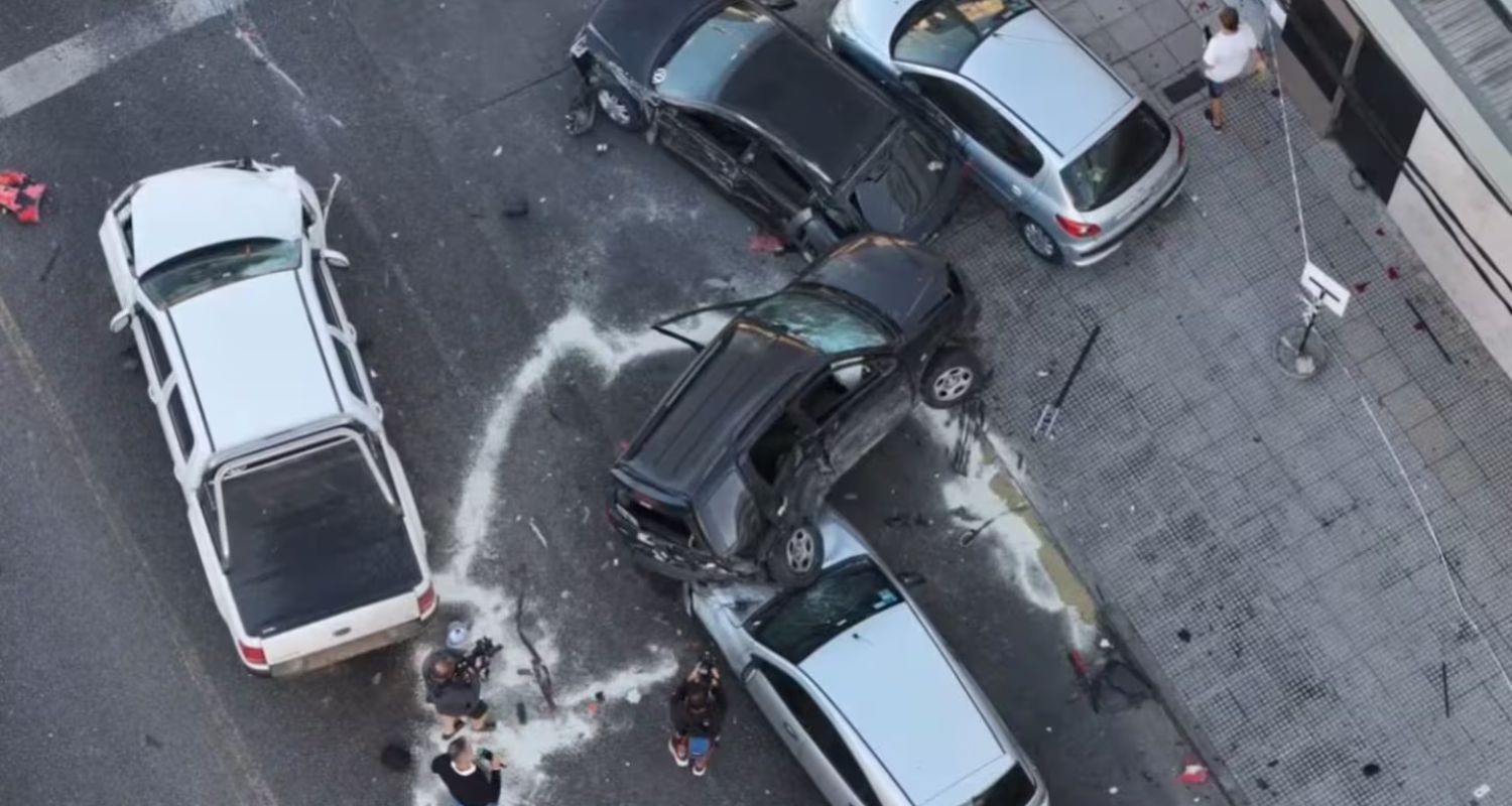 Impactantes imágenes de un choque entre siete autos en Quilmes Impactantes imágenes de un choque entre siete autos en Quilmes