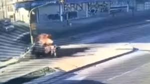 Un auto chocó con un colectivo y se prendió fuego en un impactante accidente Un auto chocó con un colectivo y se prendió fuego en un impactante accidente