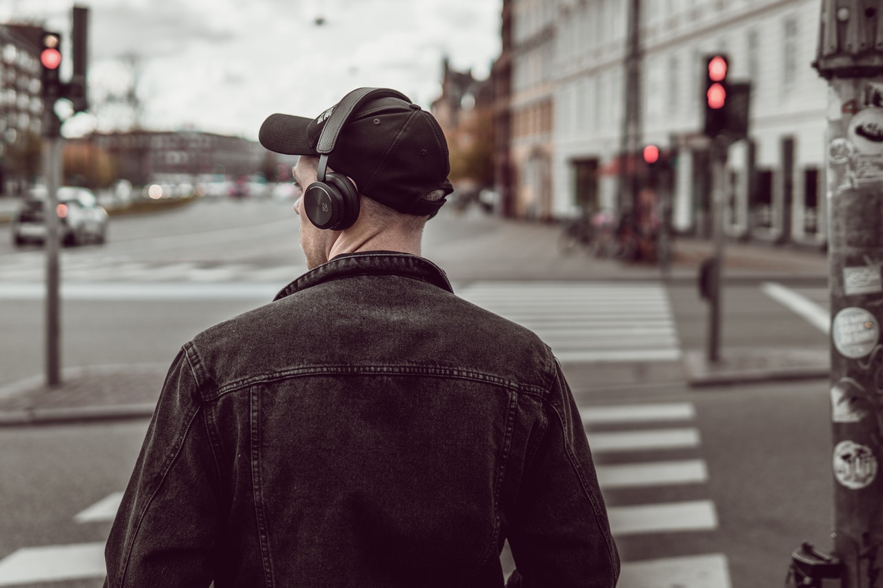 La psicolog&iacute;a revela qu&eacute; tipo de personas prefieren escuchar m&uacute;sica en Spotify y no en YouTube