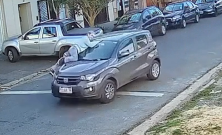 Quiso evitar el robo de su auto en Ramos Mej&iacute;a y fue arrastrada 50 metros sobre el cap&oacute;