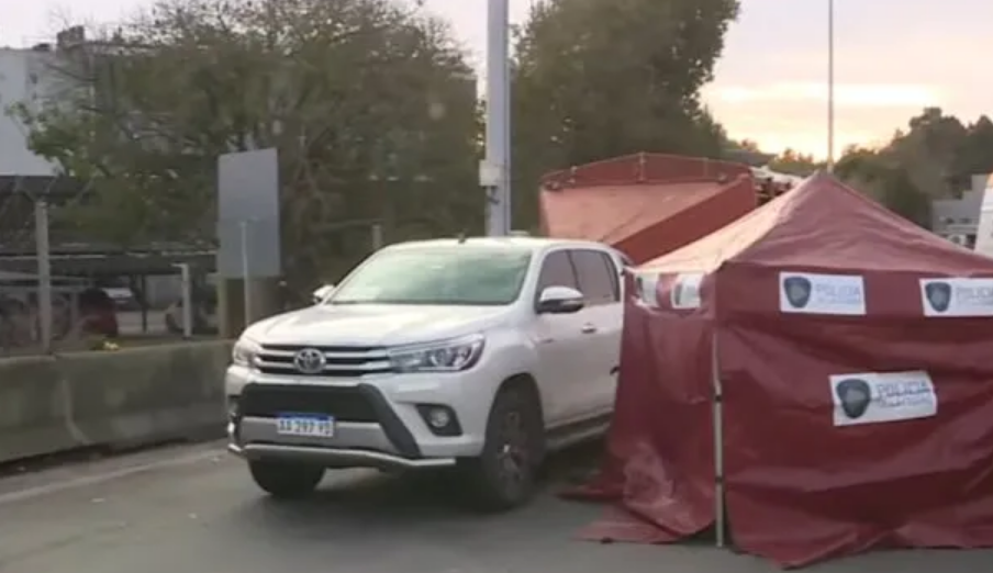 Terrible accidente en la autopista Perito Moreno: un hombre murió atropellado y hay otro herido Terrible accidente en la autopista Perito Moreno: un hombre murió atropellado y hay otro herido