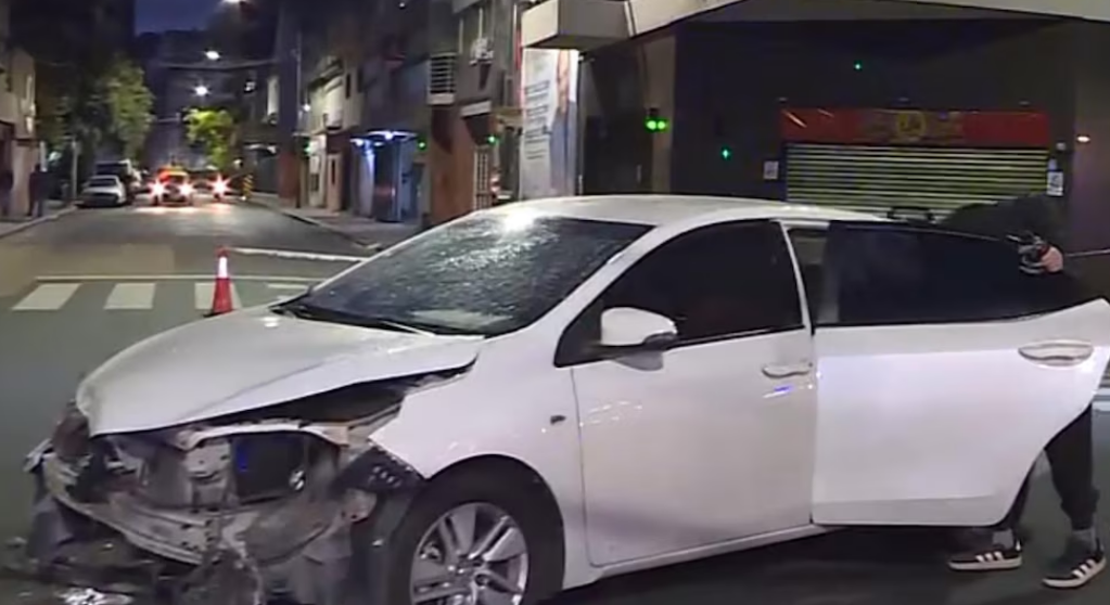 Un fuerte choque entre dos autos complica la circulación del tránsito en Almagro este domingo Un fuerte choque entre dos autos complica la circulación del tránsito en Almagro este domingo