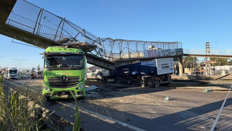 Un camión chocó contra un puente y causó un gran derrumbe en Escobar Un camión chocó contra un puente y causó un gran derrumbe en Escobar