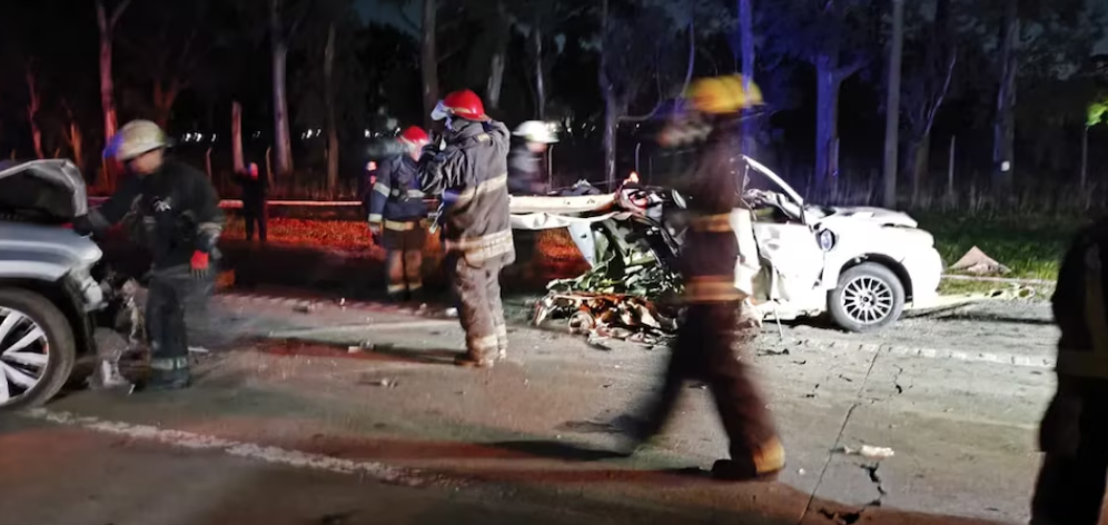 Tragedia en la Ruta 6: murieron cinco personas en un auto tras ser chocados por una camioneta Tragedia en la Ruta 6: murieron cinco personas en un auto tras ser chocados por una camioneta