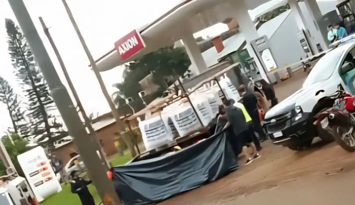 Dos jóvenes en una moto murieron tras ser atropellados por un camión en Corrientes Dos jóvenes en una moto murieron tras ser atropellados por un camión en Corrientes