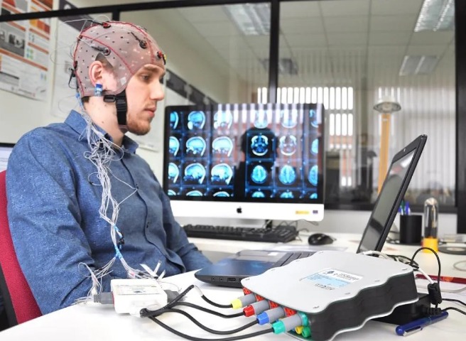 Interfaces cerebro-computadora: el avance de los chips neuronales y el debate ético sobre conectar el cerebro humano con las máquinas Interfaces cerebro-computadora: el avance de los chips neuronales y el debate ético sobre conectar el cerebro humano con las máquinas