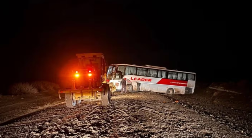 Un colectivo quedó colgado de la banquina en la Ruta 6 en Neuquén: 41 pasajeros estuvieron varados por horas Un colectivo quedó colgado de la banquina en la Ruta 6 en Neuquén: 41 pasajeros estuvieron varados por horas