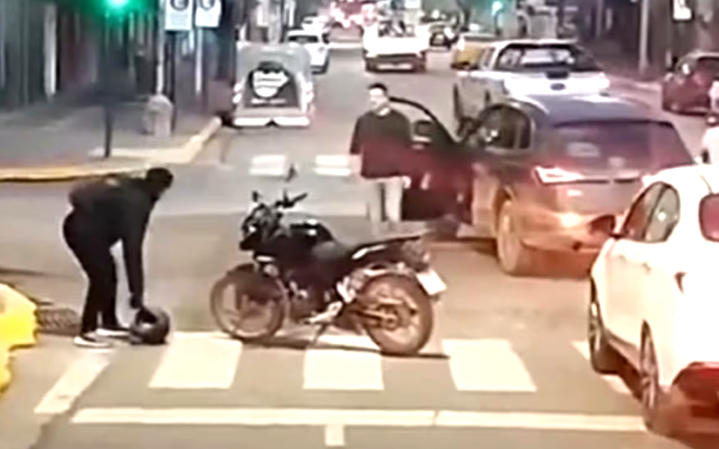 VIDEO: se baj&oacute; del auto para discutir con un motociclista, no puso el freno de mano y choc&oacute;