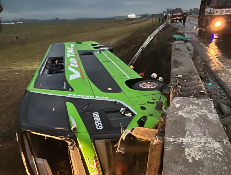Un micro cayó desde un puente en la Ruta 7 y dejó más de dos decenas de heridos Un micro cayó desde un puente en la Ruta 7 y dejó más de dos decenas de heridos