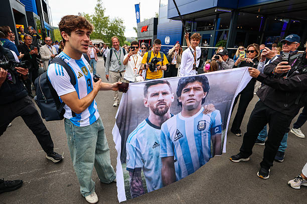 F1: Colapinto llegó a Spa con la camiseta de Argentina y una bandera de Messi y Maradona F1: Colapinto llegó a Spa con la camiseta de Argentina y una bandera de Messi y Maradona