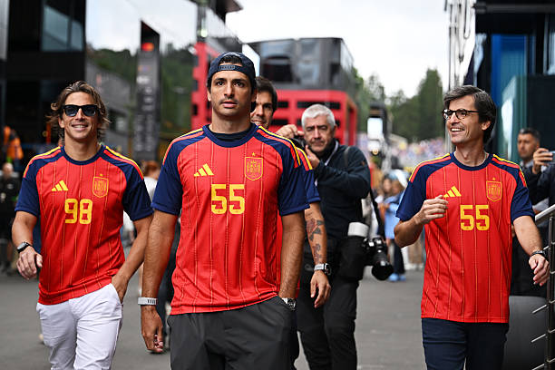 F1: Sainz sigui&oacute; los pasos de Colapinto y apareci&oacute; con la camiseta de Espa&ntilde;a antes de la final