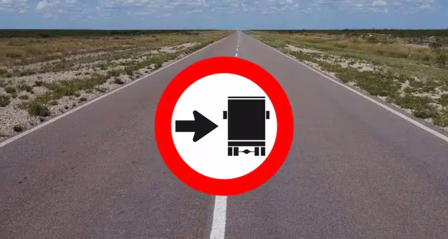 ¿Cuál es el significado de la señal de tránsito con una flecha negra y un camión? ¿Cuál es el significado de la señal de tránsito con una flecha negra y un camión?
