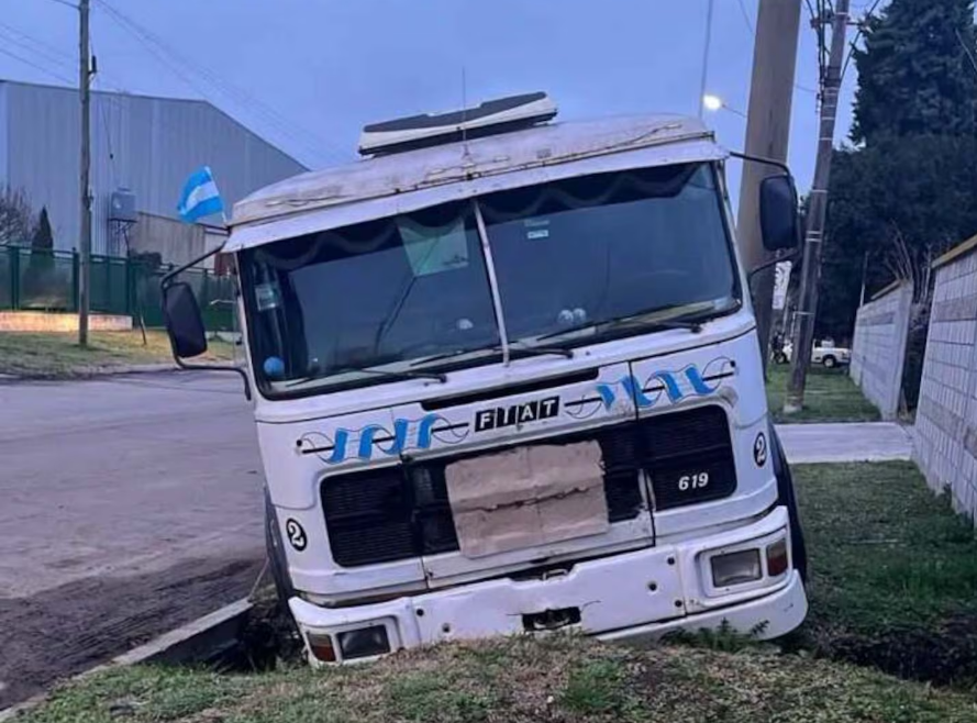 Tr&aacute;gico incidente en Alberti: un hombre muri&oacute; aplastado por su cami&oacute;n cuando intentaba arreglar una falla mec&aacute;nica