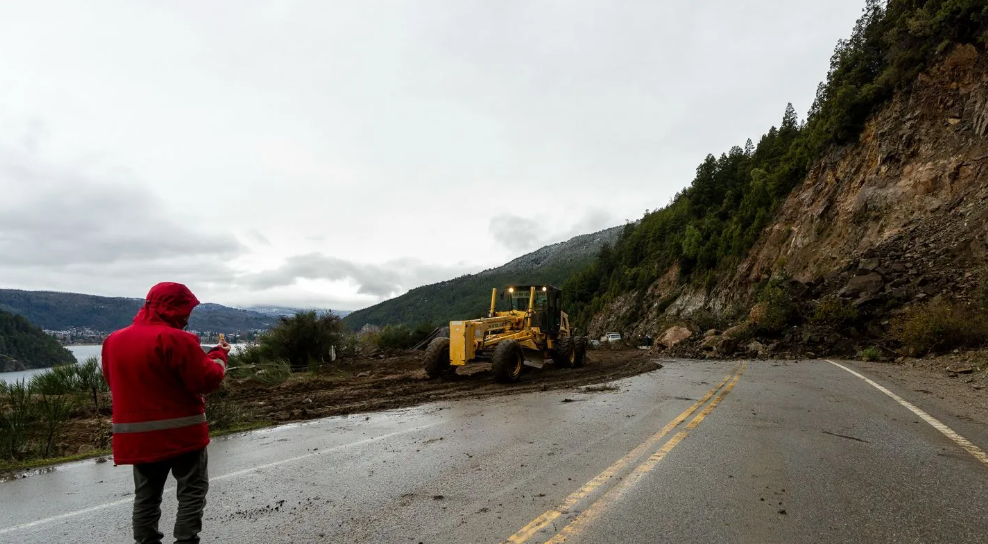 Un derrumbe en la Ruta 40 gener&oacute; el corte total del tr&aacute;nsito en el Camino de los Siete Lagos