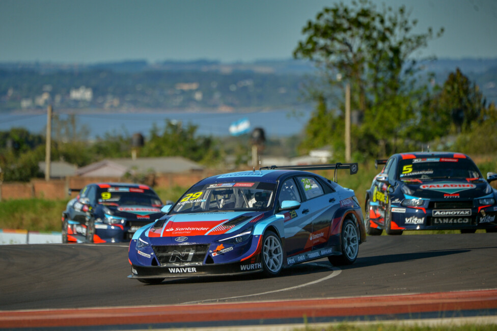 Girolami obtuvo la victoria en una accidentada Carrera 1 del TCR South America en Posadas
