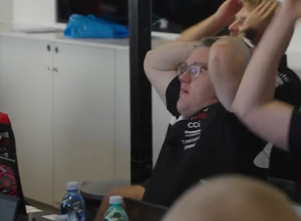 De la ilusión al shock en segundos: la reacción de los ingenieros cuando Solberg perdió el título a metros del final De la ilusión al shock en segundos: la reacción de los ingenieros cuando Solberg perdió el título a metros del final
