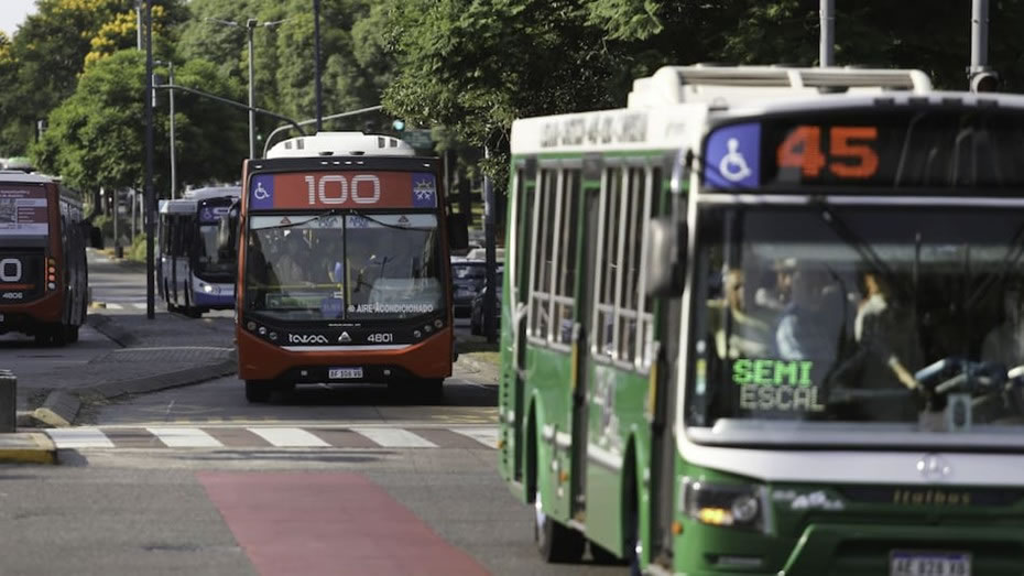 Podr&iacute;an recortar el servicio de colectivos del AMBA porque que las empresas no pueden cargar nafta