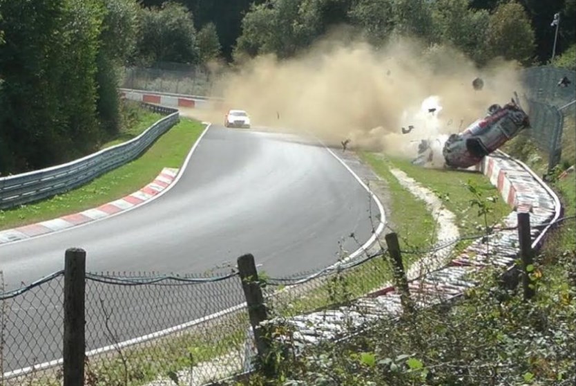 Diez vueltas en el aire en un terrible accidente en N&uuml;rburgring