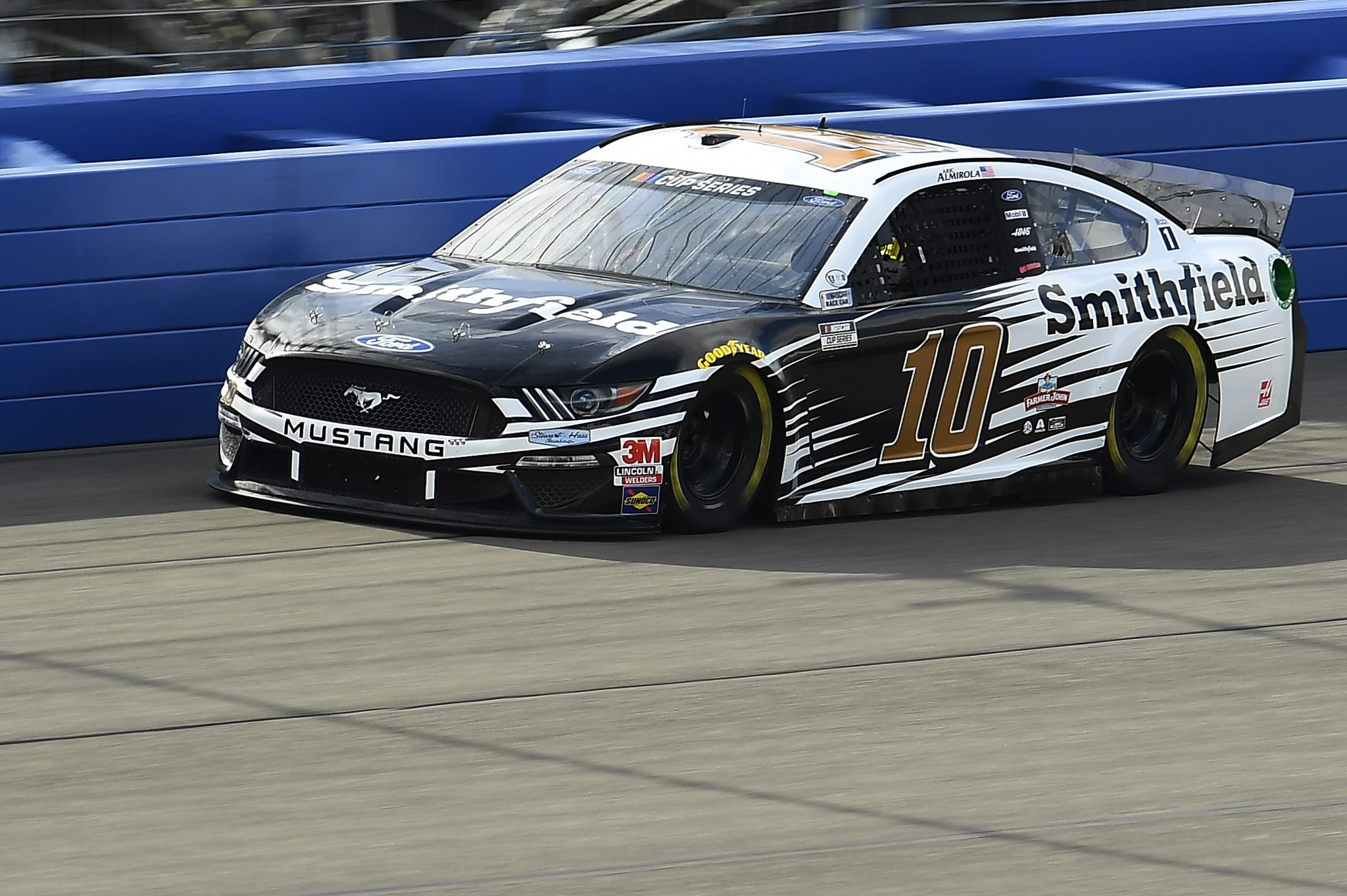 Nascar en Texas: Aric Almirola con Ford larga primero