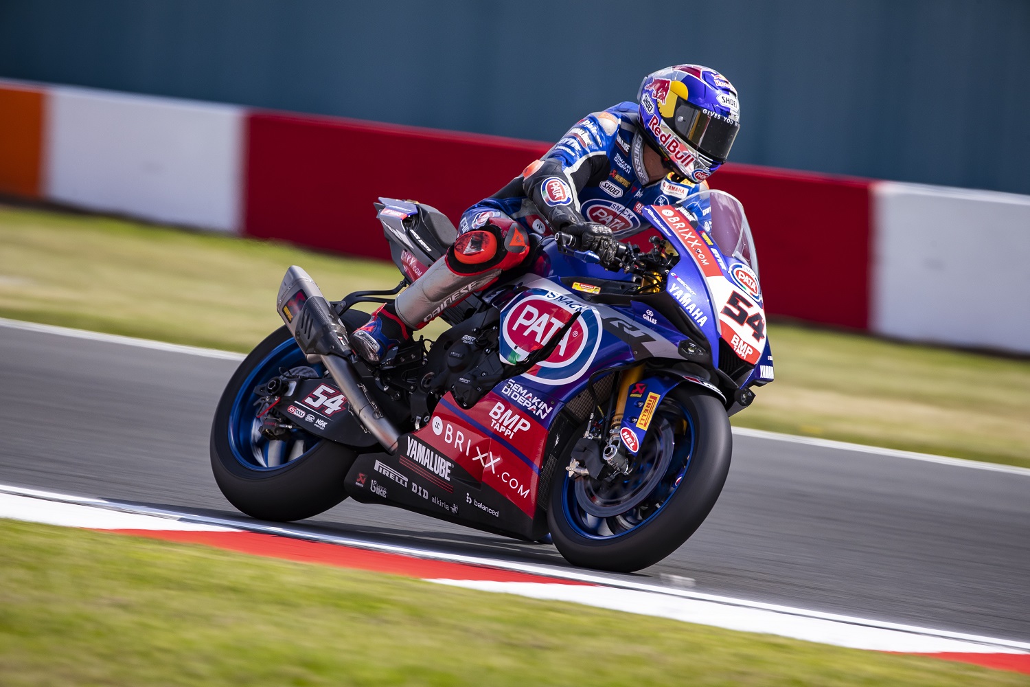 Razgatlioglu remont&oacute; y gan&oacute; en Donington Park