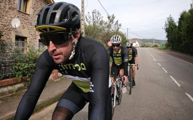 Alonso fue atropellado por un auto mientras andaba en bicicleta