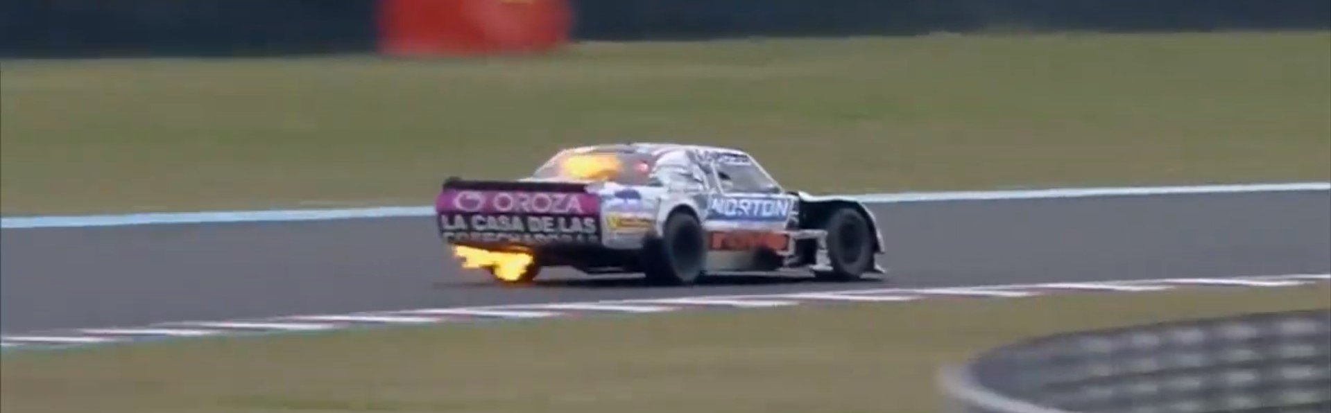 La desesperaci&oacute;n de Federico P&eacute;rez por el fuego en su Dodge