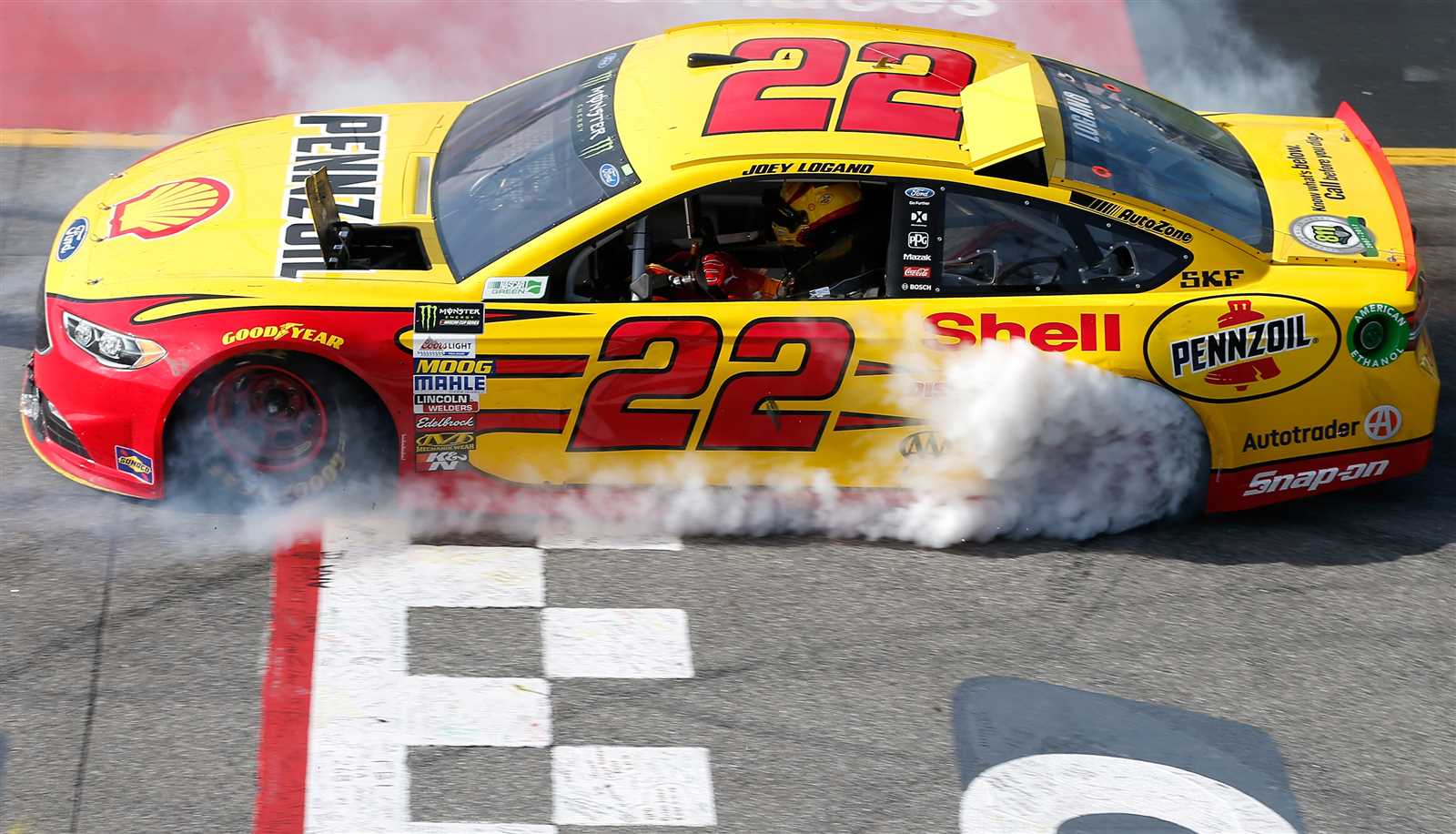 Logano se impuso en Richmond