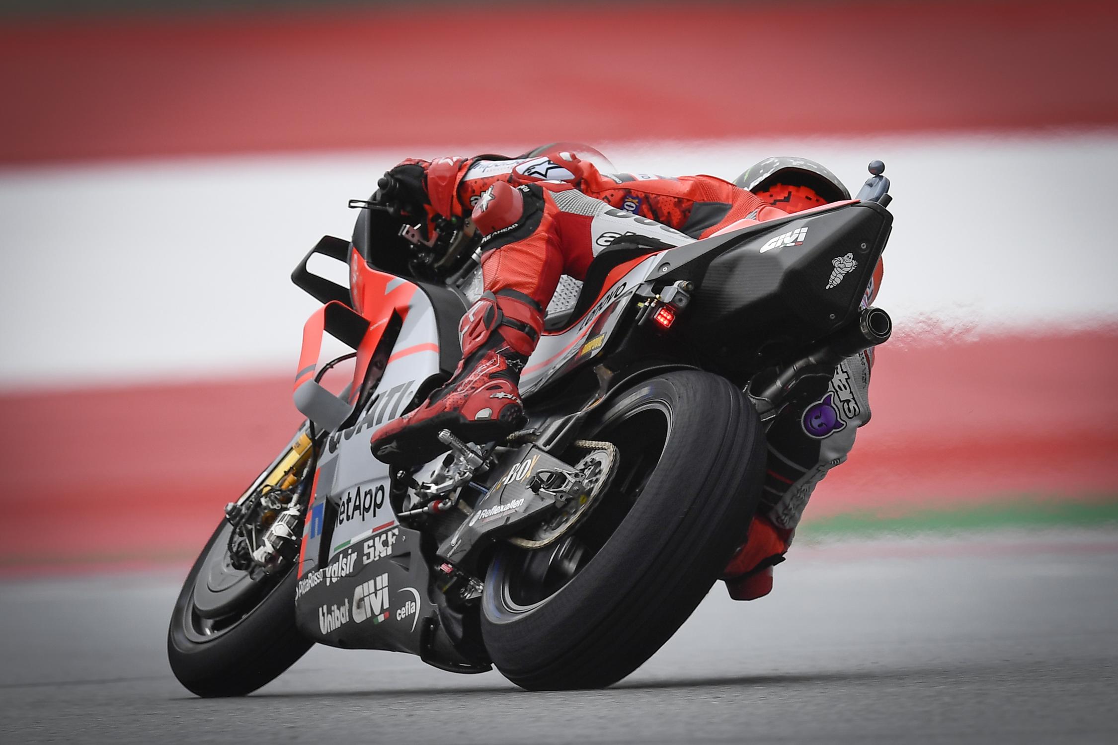 Lorenzo se impuso en Austria tras una gran batalla con Márquez Lorenzo se impuso en Austria tras una gran batalla con Márquez