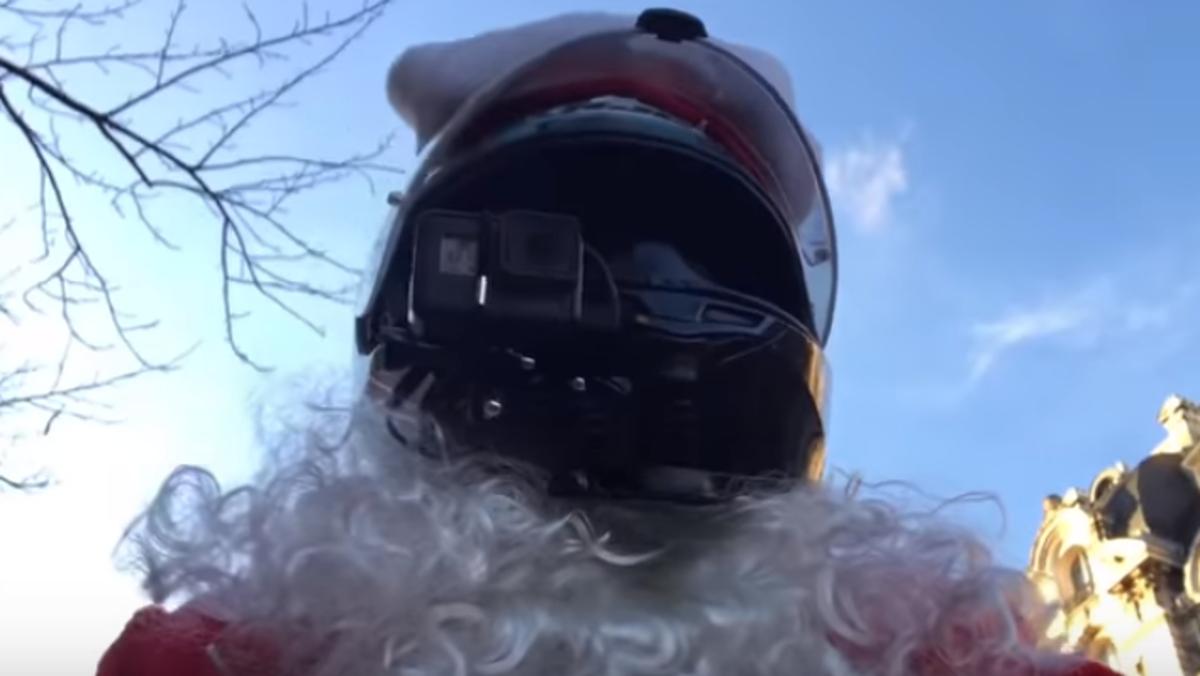 El Papa Noel motorizado que imparte justica en Par&iacute;s