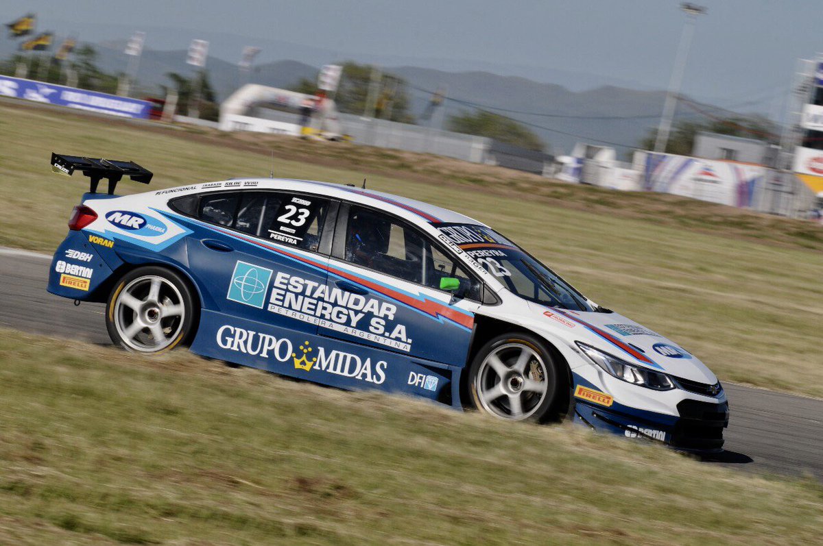 Vivian con el auto de Pereyra, el m&aacute;s r&aacute;pido de la segunda prueba